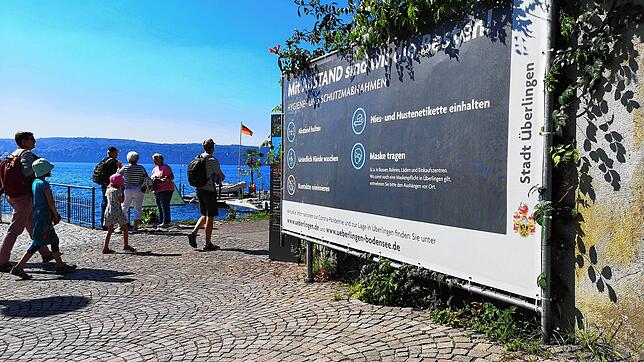 Entlang der Uferpromenade weist das Überlinger Rathaus mithilfe großer Banner darauf hin, welche Abstands- und Hygieneregeln für ...
