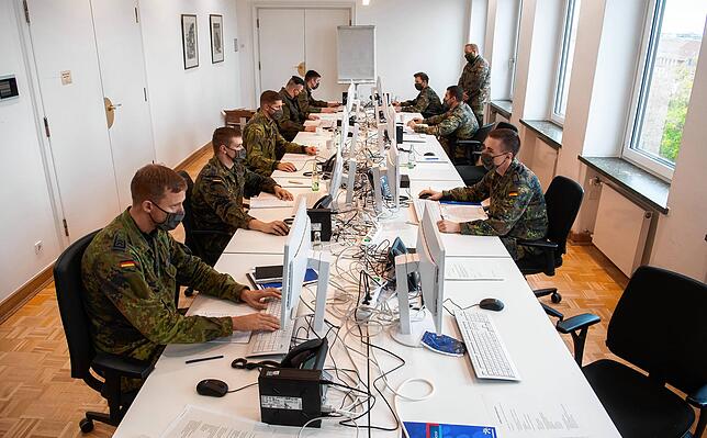 Soldaten der Bundeswehr helfen der Region Hannover bei der Nachverfolgung von Infektionsketten von dem Coronavirus. Sie sind mit einer ...
