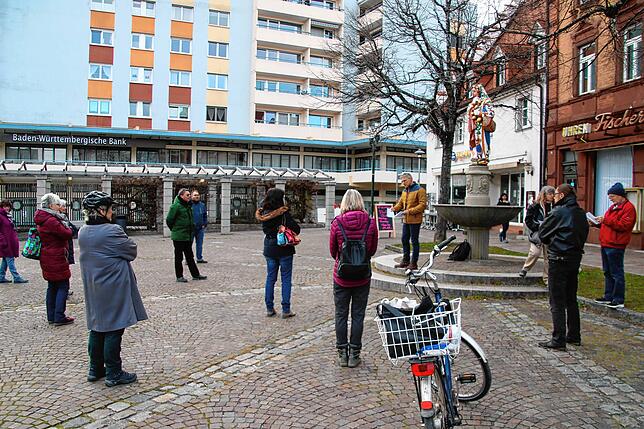 Etwas mehr als zehn Menschen versammeln sich am Dienstag, 23. März, vor dem Hanselbrunnen in Donaueschingen, wo Frank Jäger als Redner ...
