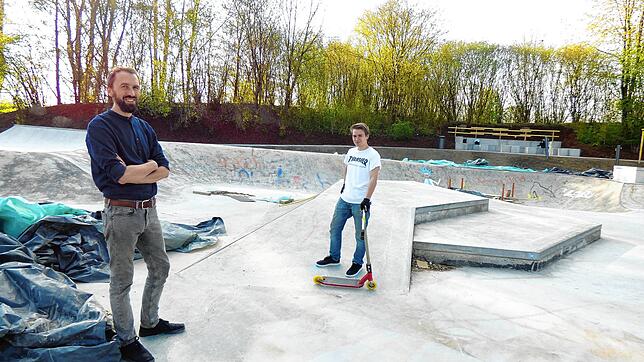 Jugendbeauftragter Jan Münzer und Scooter-Fahrer Leo Wuttke tauschen sich über die neue Trendsportanlage aus und freuen sich darüber, ...