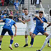 Fabio Liserra (Mitte) muss sich hier gleich gegen zwei Stuttgarter durchsetzen. Liserra kehrte gegen die Kickers in die Startelf zurück ...
