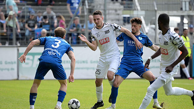 Fabio Liserra (Mitte) muss sich hier gleich gegen zwei Stuttgarter durchsetzen. Liserra kehrte gegen die Kickers in die Startelf zurück ...