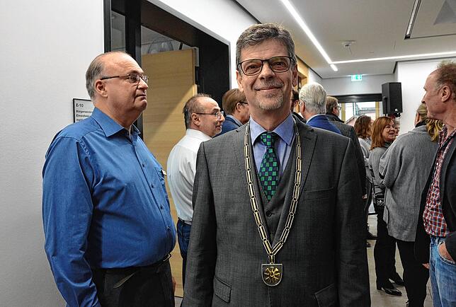 Bürgermeister Georg Riedmann mit Amtskette beim Tag der offenen Tür am Sonntag. „An der Gretser-Schule werden nächstes Jahr ...