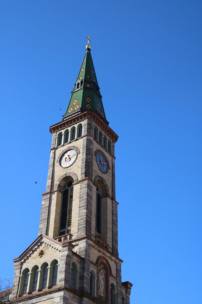 Der Kirchturm der Stadtkirche Bräunlingen. Sie heißt offiziell Unsere Liebe Frau vom Berge Karmel