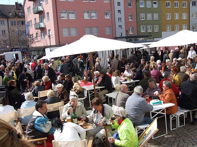 Schlemmermarkt auf dem Friedrichshafener Adenauerplatz.