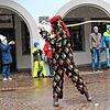 2021 eröffnete in Meersburg ein Hänsele die Fasnet mit dem Schnellen der Karbatsche. Die schwarze Farbe des Häs sollte die Trauer ...