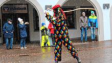 2021 eröffnete in Meersburg ein Hänsele die Fasnet mit dem Schnellen der Karbatsche. Die schwarze Farbe des Häs sollte die Trauer ...