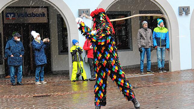 2021 eröffnete in Meersburg ein Hänsele die Fasnet mit dem Schnellen der Karbatsche. Die schwarze Farbe des Häs sollte die Trauer ...