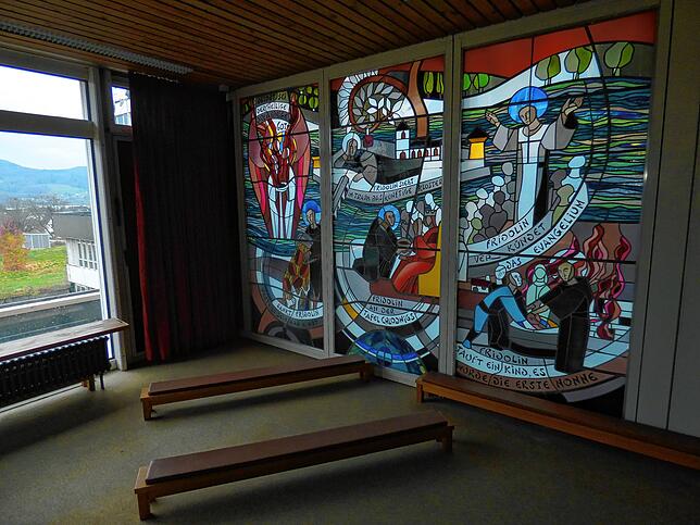 Die bunten Glasfenster der Kapelle werden gesichert.