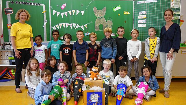 Die Burgbergschule begrüßt die Klasse 1-2d an ihrer Schule. Mit auf dem Bild sind die Klassenlehrerinnen Nicole Raffin und Katharina ...
