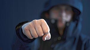 Ein Mann mit Kapuze zeigt seine Faust. (Symbolbild) In und vor einer Kneipe in Murg kam es zu handfesten Auseinandersetzungen. Ein Mann ...