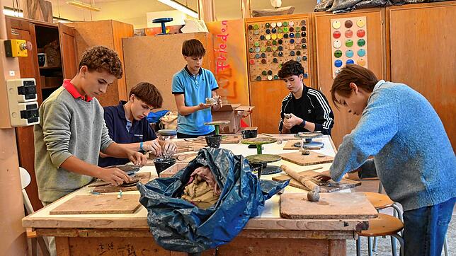 An Schnuppertagen können Schüler in der Kunstwerkstatt neue Techniken und Materialien ausprobieren. Bald findet hier die ...