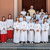 Pfarrer Josef Sickinger mit dem 16 Erstkommunionkindern aus Oberlauchringen.