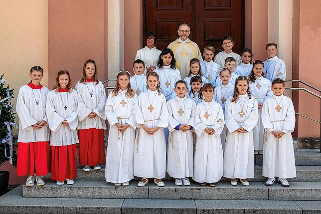 Pfarrer Josef Sickinger mit dem 16 Erstkommunionkindern aus Oberlauchringen.