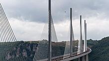 Das Viadukt von Millau ist die höchste Brücke der Welt, nach Strukturhöhe zumindest.