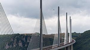 Das Viadukt von Millau ist die höchste Brücke der Welt, nach Strukturhöhe zumindest.