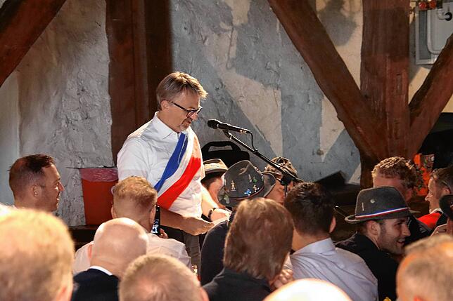 Oberbürgermeister Martin Gruner hält in der Stadtscheuer seine Rede.