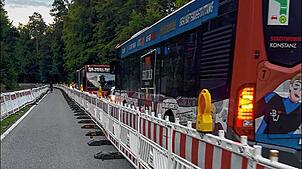 Nichts geht mehr auf der Landesstraße 220. Im Baustellenbereich stehen sich zwei Busse der Stadtwerke sowie andere Fahrzeuge gegenüber. ...