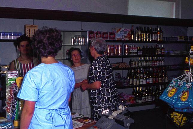 Eine Szene im SB-Laden, wohl aus dem Jahr 1963, kurz nach der Eröffnung. An der Kasse im hellblauen Kleid Erna Viellieber, im ...