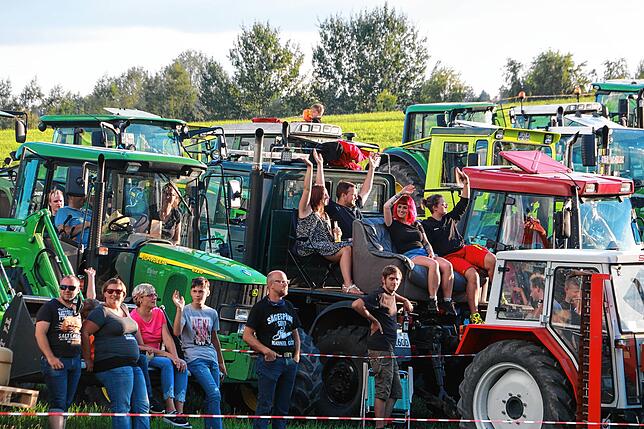 Bild 2: Mit dem Trecker zum Kinoabend