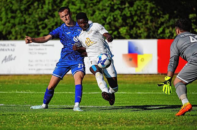 Oumar Coulibaly (weißes Trikot) vom ESV Südstern Singen erzielte bislang in 17 Landesliga-Spielen zehn Treffer.