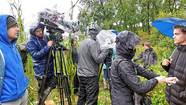 Regen herrscht am Wildgehege. Da müssen Regisseur Marc Philip Ginolas (links) und Kameramann Conrad Lobst (daneben) durch. Ganz rechts ...