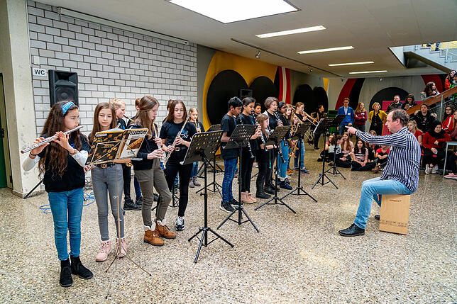 Die Musik-Schüler der Bläserklasse unter der Leitung ihres Musik-Lehrers Marcus Pucher spielen den Besuchern ihre neuesten Stücke vor.
