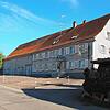 Kein Kubus sondern ein Gebäude mit Satteldach soll an Stelle des Ökonomiegebäudes an das ehemalige Gasthaus Löwen angebaut werden. Mit ...