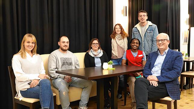 Mitarbeiter des Pflegezentrum Hegau sprechen über ihren Beruf. Von links: Carolin Böttcher, Aaron Zister, Eva-Maria Vollmer, Jasmin ...