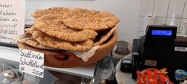 Das typische Schüttelbrot in der Schale, die ihm seine Mutter geschenkt hat.