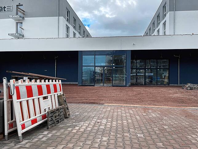 Noch wird in und um dem Rewe-Neubau gearbeitet. In knapp zwei Wochen soll der Rewe-Markt an Rewe übergeben werden.