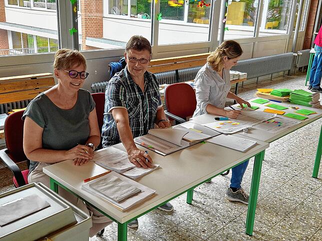 Die Wahlhelfer (von links) Bettina Peter, Stephan Klein und Juliane Felbek sprachen in Laufenburg-Rhina gegenüber unserer Zeitung von ...