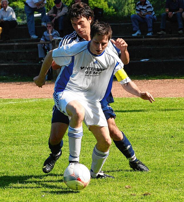 Torgarant: Sven Brunner (vorn, gegen Tolga Kumral vom SV BW Murg) erzielte 19 Tore für den TuS Efringen-Kirchen.