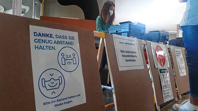 Hier ist der Empfang. Alle müssen Maske tragen und zwei Meter Sicherheitsabstand halten.