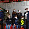Kriminalhauptkommissar Jürger Harder mit Lehrerin Susanne Schlemmer und den Schülern Hannah Schimpeler, Sophie-Fleur Schuler (von links ...