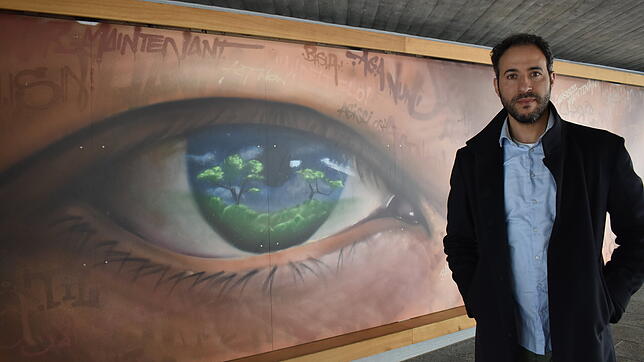 Emin Hasirci, Kommunikationsdesigner aus Konstanz, hat die künstlerische Leitung des Projekts. Hinter ihm ein Ausschnitt seines Werk ...