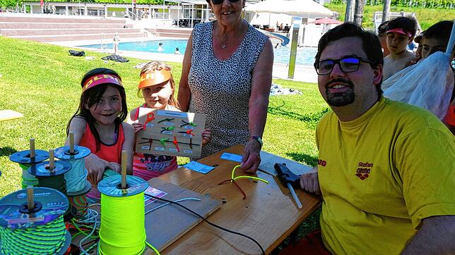 Kinder Rallye mit vier Stationen: An dieser DLRG-Station knüpfen die Kinder &ndash; hier Katharina (links) und Victoria aus Waldshut mit ...
