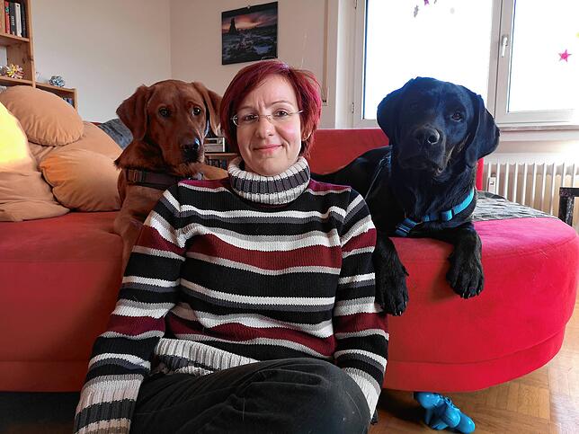 Kathrin Riedy im Dezember 2019 mit den beiden Assistenzhunden Apolle (links) und Barneby, zwei Labradore.