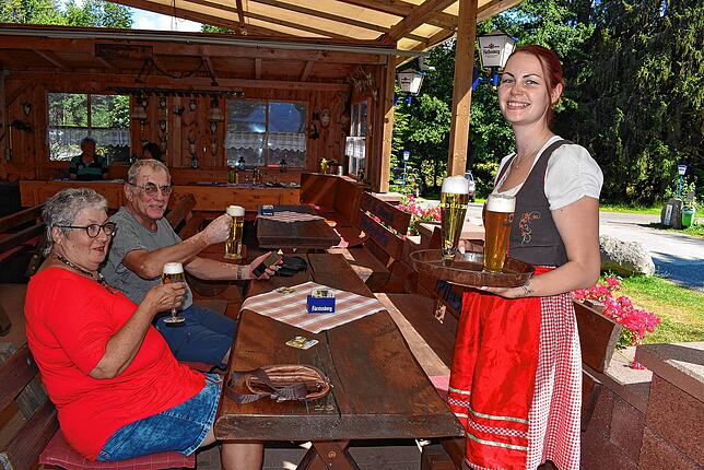 Lorena Deisenroth gefällt die Arbeit in der Gastronomie. Für bedeutet es, nette Gäste in Urlaubsstimmung in einer idyllischen Gegend zu ...