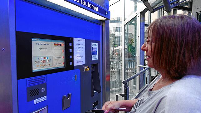 Das Auto in Konstanz abzustellen, hat seinen Preis. Hier bezahlt gerade Rita Reutimann aus Lipperswil ihren Parkschein. Sie kommt ...