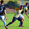 Dennis Raff (links, im Zweikampf mit Maximilian Schopper im Pokal gegen Gottmadingen-Bietingen) trifft am Samstag mit der SG ...