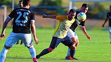 Dennis Raff (links, im Zweikampf mit Maximilian Schopper im Pokal gegen Gottmadingen-Bietingen) trifft am Samstag mit der SG ...