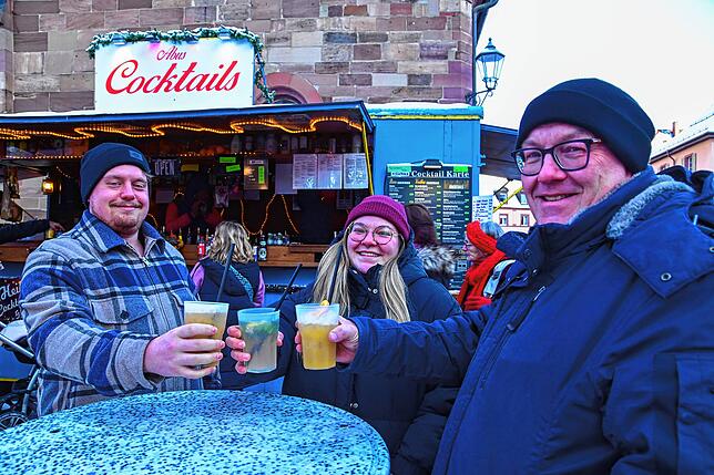 &bdquo;Nicht so groß, aber schön&ldquo;, finden Max Fleig (von links), Nele Scherer und Arne Scherer den Villinger Weihnachtsmarkt. Und ...