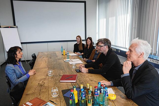 Muhterem Aras (links) im Gespräch mit den Redakteuren (von rechts) Dieter Löffler, Stefan Lutz, Angelika Wohlfrom, Elisa Glöckner und ...