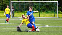 Finn Faupel (links) vom SV Allensbach im Duell mit dem Bohlinger Finn Metzger.