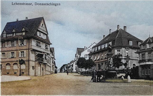 Die historische Postkarte zeigt den Blick in die Lehenstraße nach dem Stadtbrand 1908. Im Vordergrund zu sehen ist der mit der Büste ...