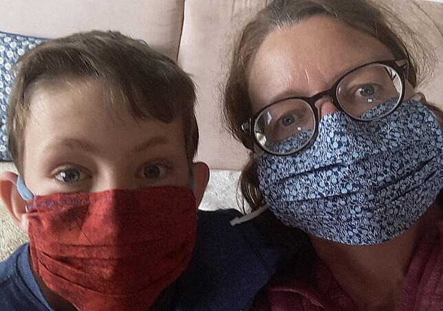 Lukas und Jacqueline Weiß im April 2020 – mit Stoffmasken, die damals, in der Frühphase der Pandemie, üblich waren.