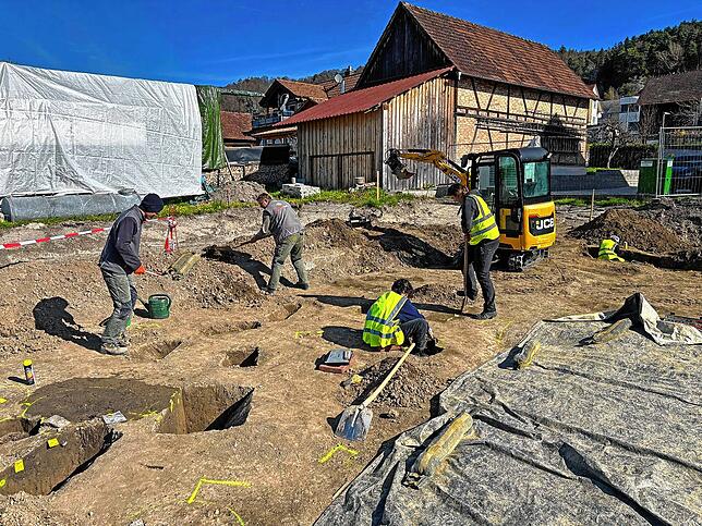 Das Archäologenteam beim Freilegen und Dokumentieren von Spuren hochmittelalterlicher Gehöfte der Baufläche im Kellhofweg.