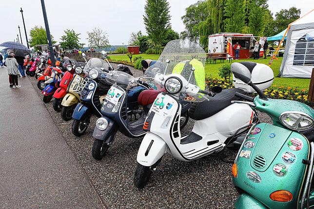 Bild 26: Vespa-Treffen am Bodensee: Am Kreuzlinger Hafen kommen drei Nationen zusammen