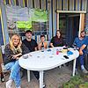 Von links: Tanja Fallenstein, Jonas Schultheiss, Lio und Mia Fallenstein, Anton Sadovoj und Dirk Fallenstein sitzen zusammen und spielen ...